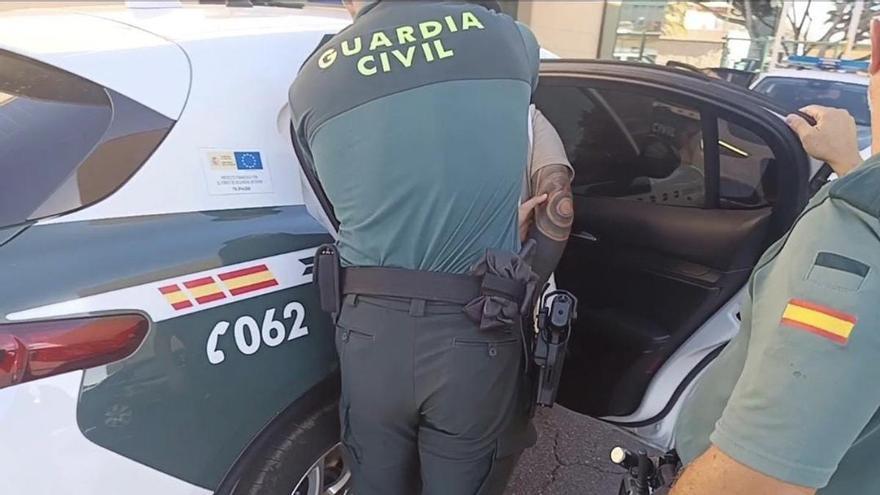 Detenido un joven en Arafo por incendiar contenedores y robar en el interior de un vehículo