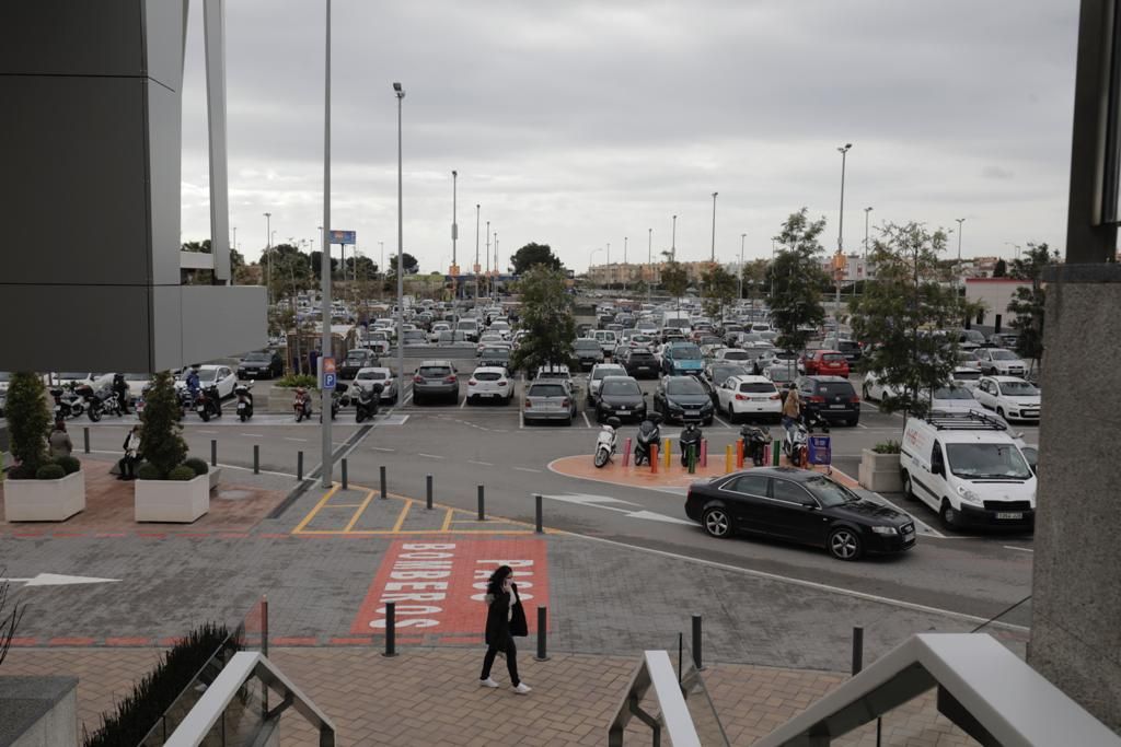 Largas retenciones en la autopista por fiebre comercial antes de las nuevas restricciones