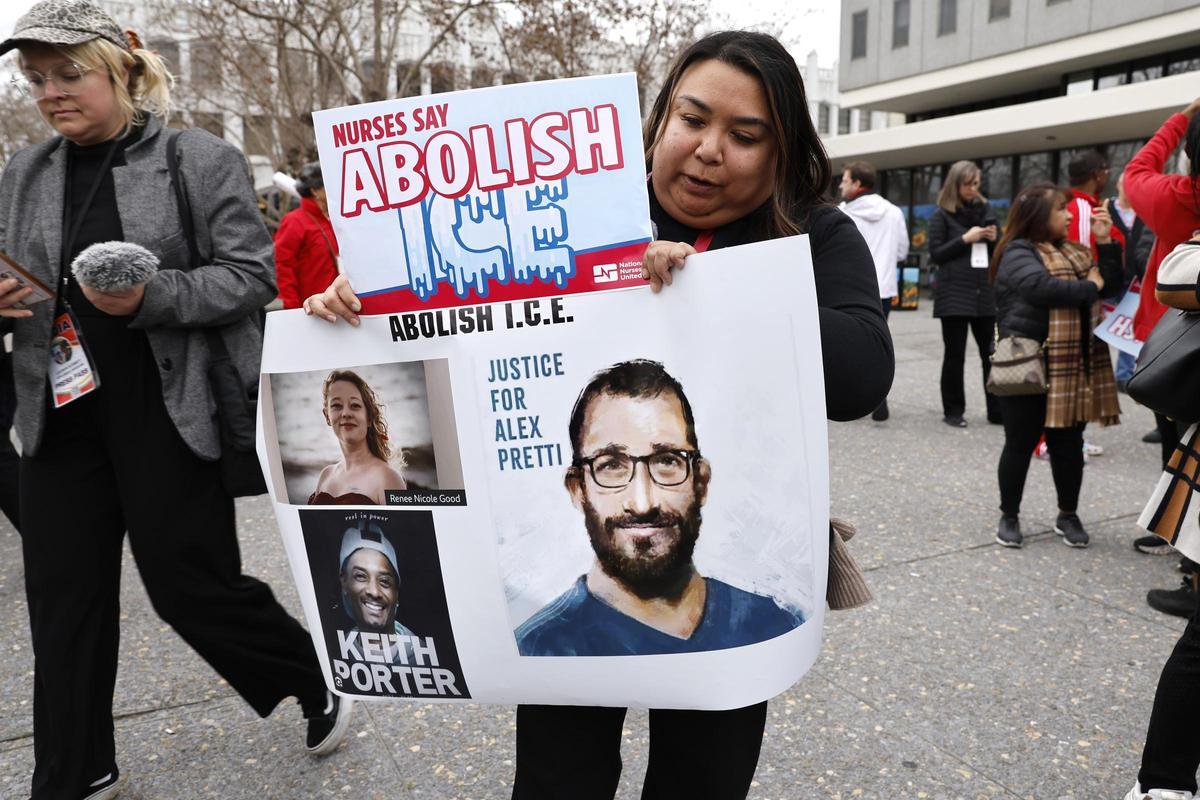 Una mujer en una manifestación de enfermeros en memoria de Alex Petti, en Oakland (California).