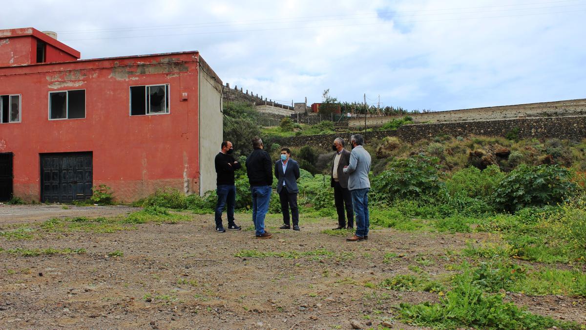 Visita al solar del casco de San Juan de la Rambla donde se quieren construir viviendas protegidas