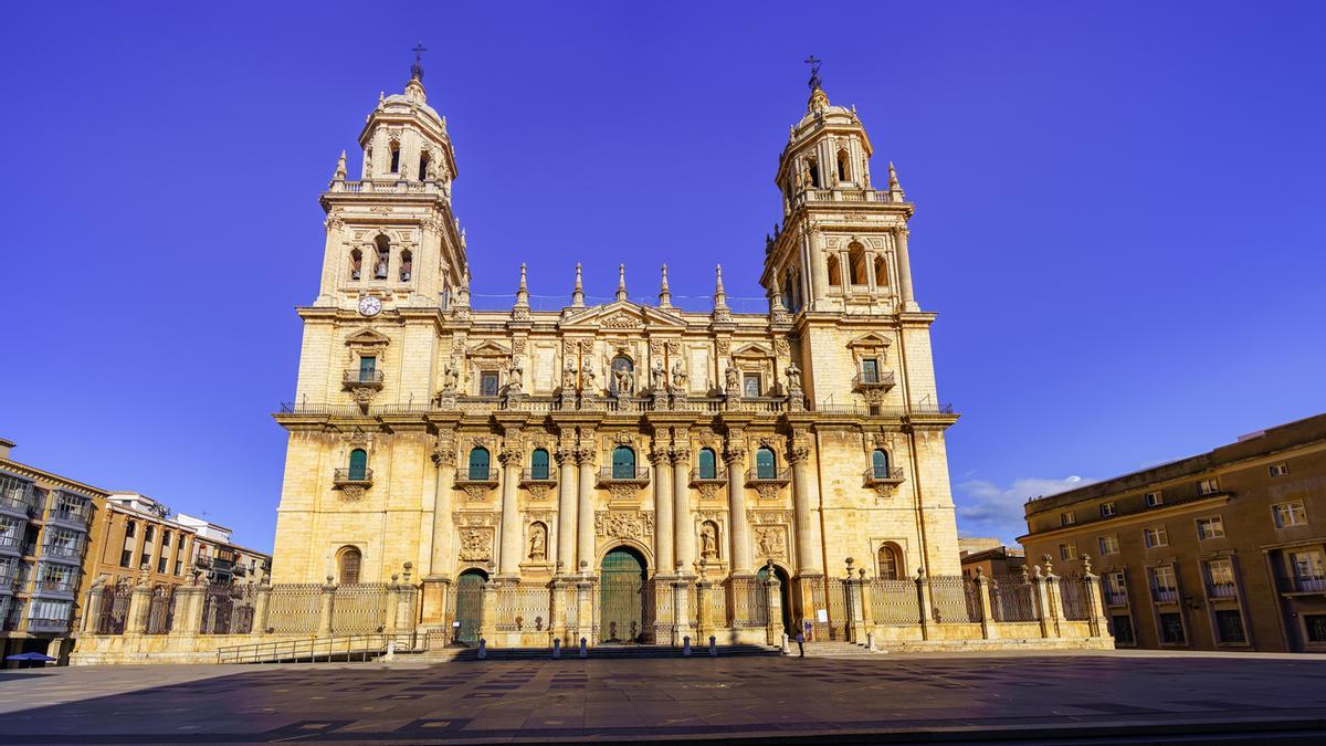 Gran catedral de la ciudad de Jaén y explanada junto a su fachada principal.pain.