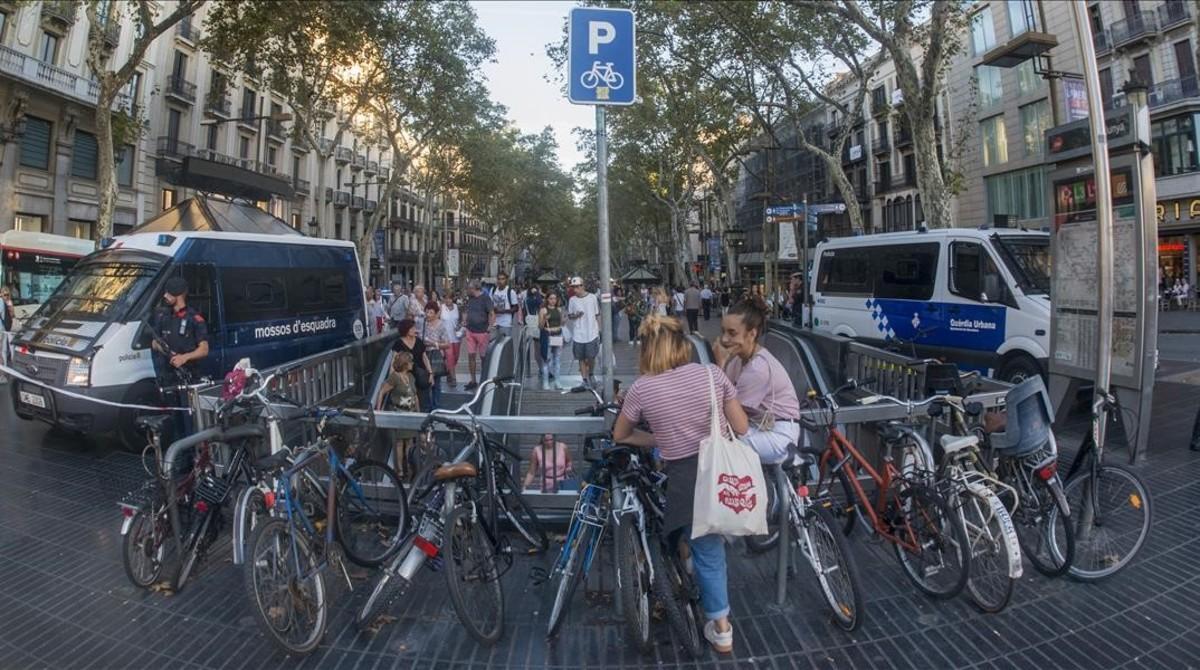 zentauroepp40098907 barcelona 13 09 2017 las ramblas de barcelona un mes despu170915182055 zentauroepp40098907 barcelona 13 09 2017 las ramblas de barcelona un mes despu170915182055