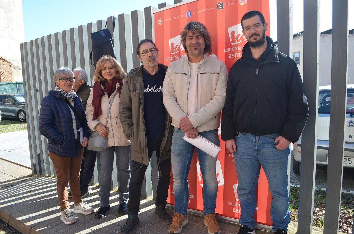 Candidatura de IU-Sumar - Los Verdes Equo a las puertas del Hospital de Benavente.