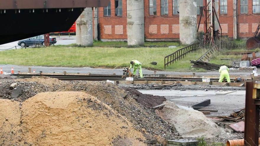 Obras de construcción del enlace ferroviario en la margen derecha de la ría, el año pasado.