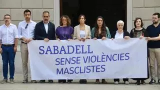Minutos de silencio en Sabadell y Salou tras los dos feminicidios: "La sociedad está fallando"