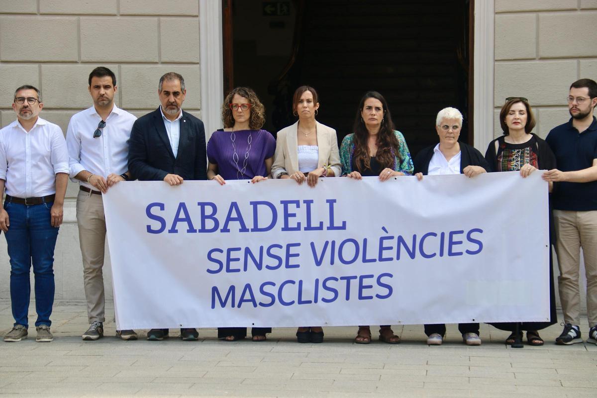 Minuto de silencio para condenar el asesinato de una mujer en Sabadell.