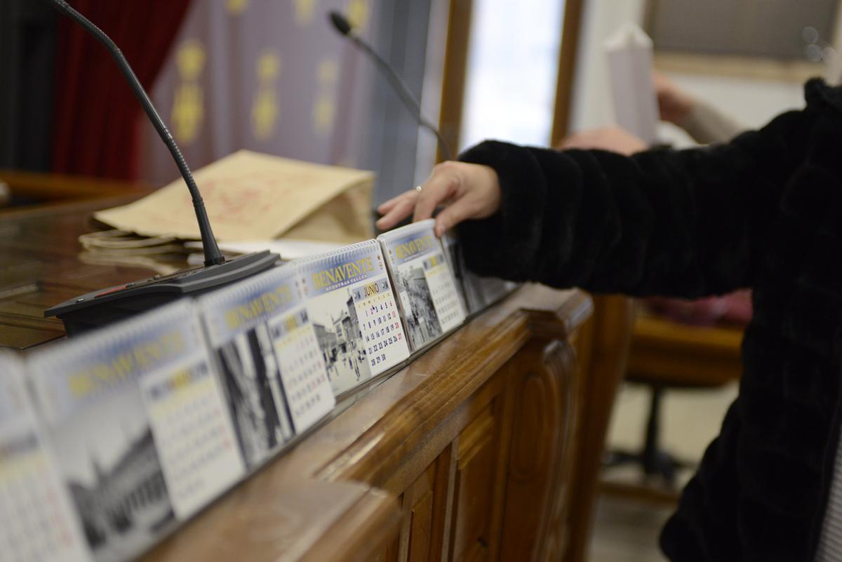 Una persona consulta fechas en los calendarios.