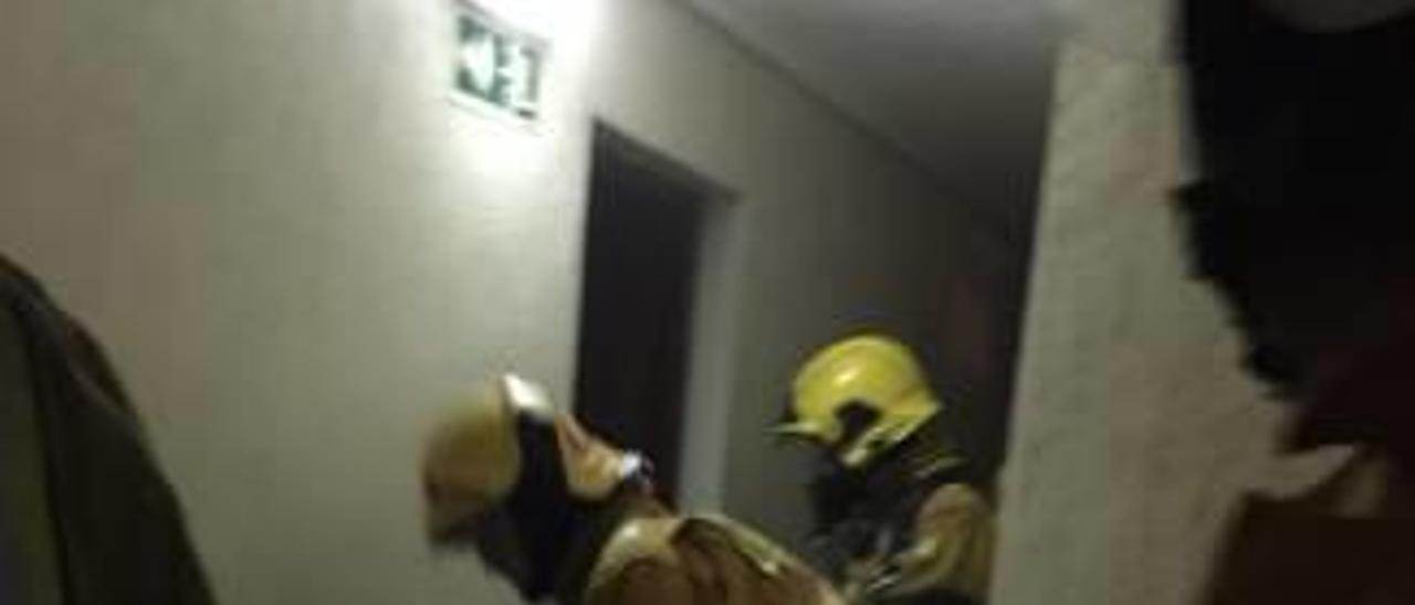 Dos imágenes de la intervención de Bomberos en el Hostal Galicia de madrugada.