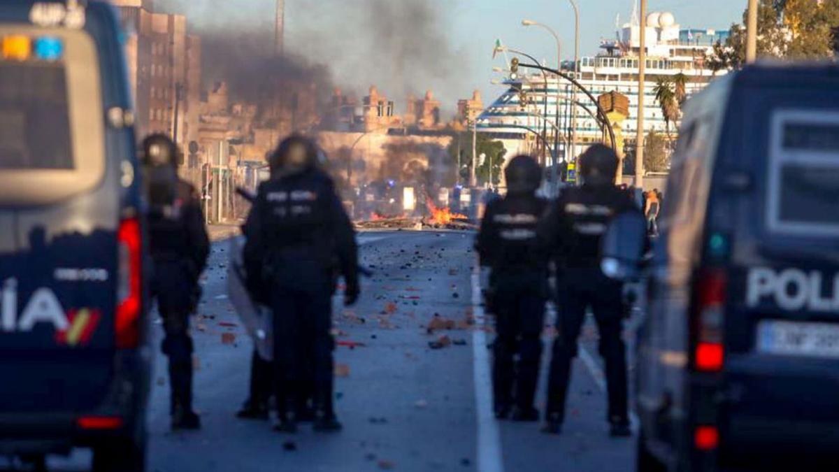 Barricadas de los trabajadores del Metal en Cádiz, donde hubo enfrentamientos con la policía.