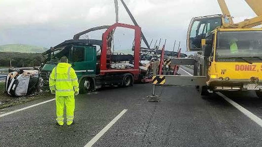 Labores de retirada del tráiler con una grúa de gran tonelaje. // FdV