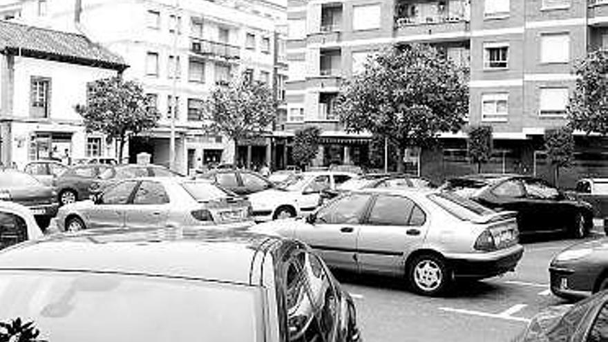 Coches estacionados en la plaza de la Villa.