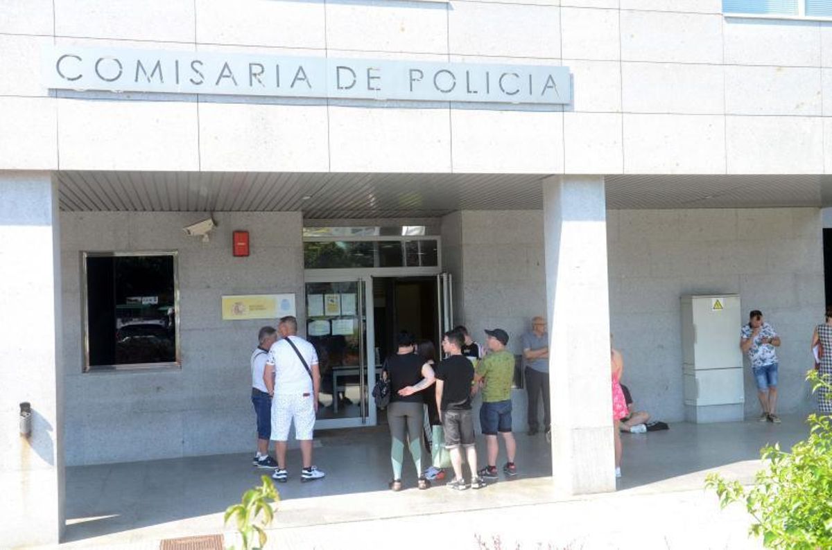 El inspector jefe Hombreiro, la subdelegada del Gobierno Maica Larriba, el comisario provincial Díaz y el concejal González. | // NOÉ PARGA