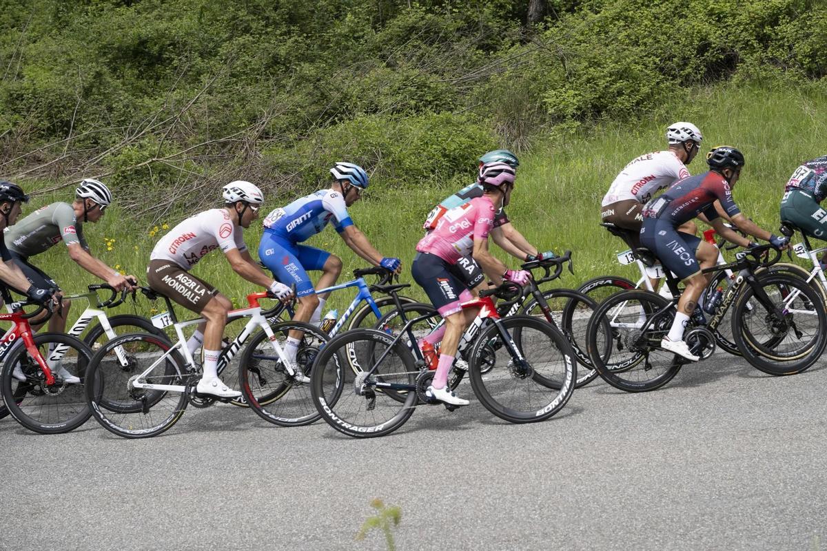 Potenza (Italy), 13/05/2022.- Spanish rider Juan Pedro Lopez (C) of the Trek-Segafredo team wears the overall leader’s pink jersey during the 7th stage of the 105th Giro d’Italia cycling tour over 196km from Diamante to Potenza, Italy, 13 May 2022. (Ciclismo, Italia) EFE/EPA/MAURIZIO BRAMBATTI