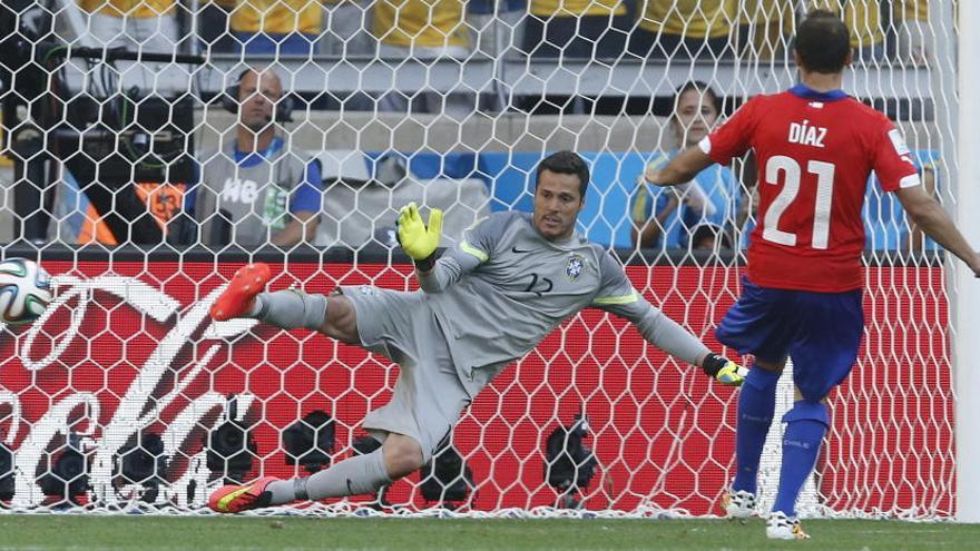 Julio César salva a Brasil a la tanda de penaltis