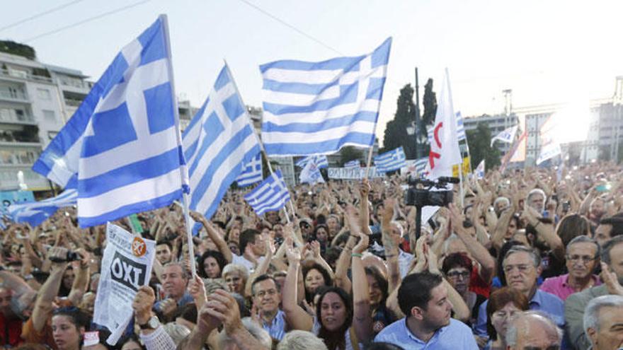 Manifestantes apoyan el &quot;no&quot; en el referéndum.