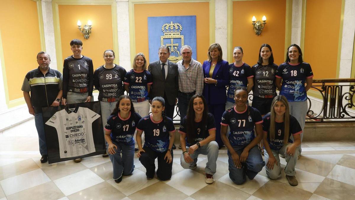 El Lobas Oviedo posa con el alcalde, Alfredo Canteli, y la concejala de Deportes, Concepción Méndez, durante la recepción al equipo en el Ayuntamiento por su ascenso.