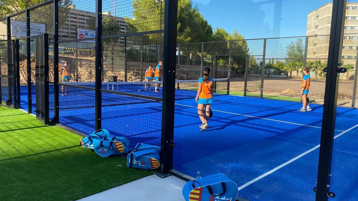 La federación de Pádel ha asumido la construcción de dos pistas, inauguradas esta semana, que complementan la amplia oferta deportiva del Complejo de Cheste.