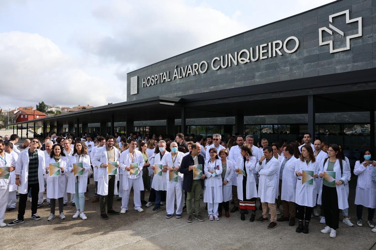 Arranca la huelga de médicos con decenas de sanitarios concentrados en el Cunqueiro.