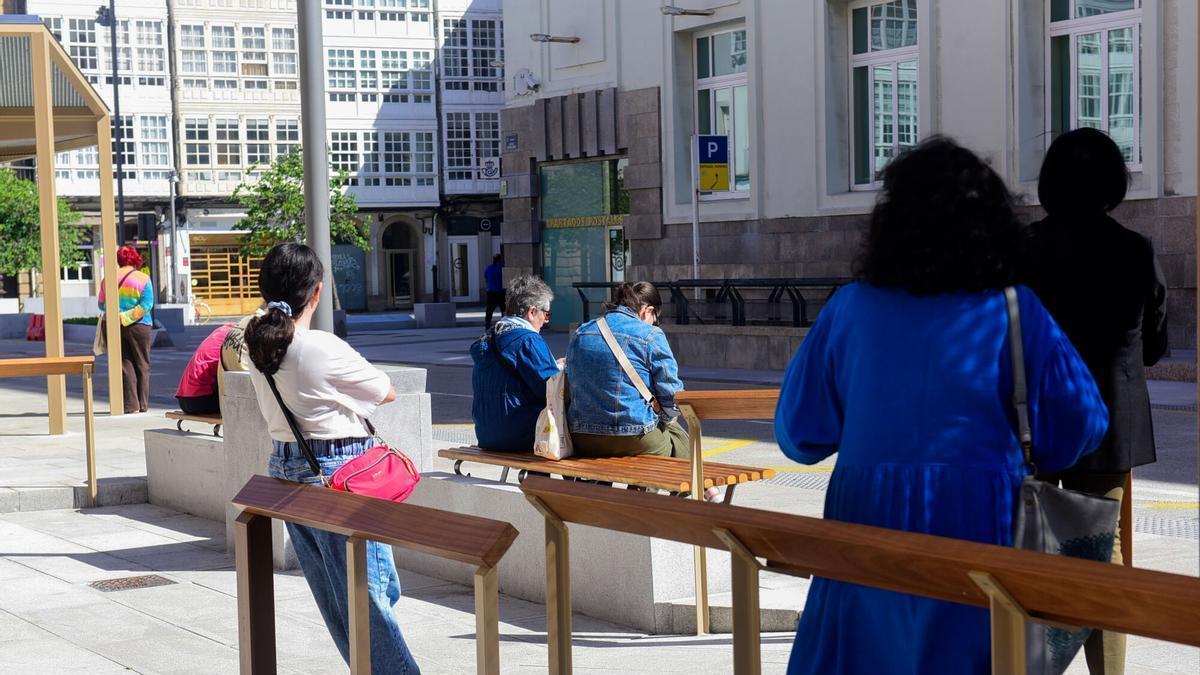 Nuevos bancos en la parada de bus de Manuel Casas