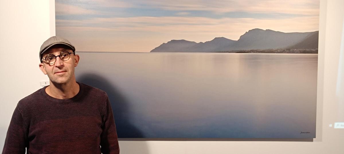 Jaume Cabrer y su alter ego sorprenden con la exposición ‘Llums del Mediterrani’ en el centro cultura Melis Cursach de Capdepera