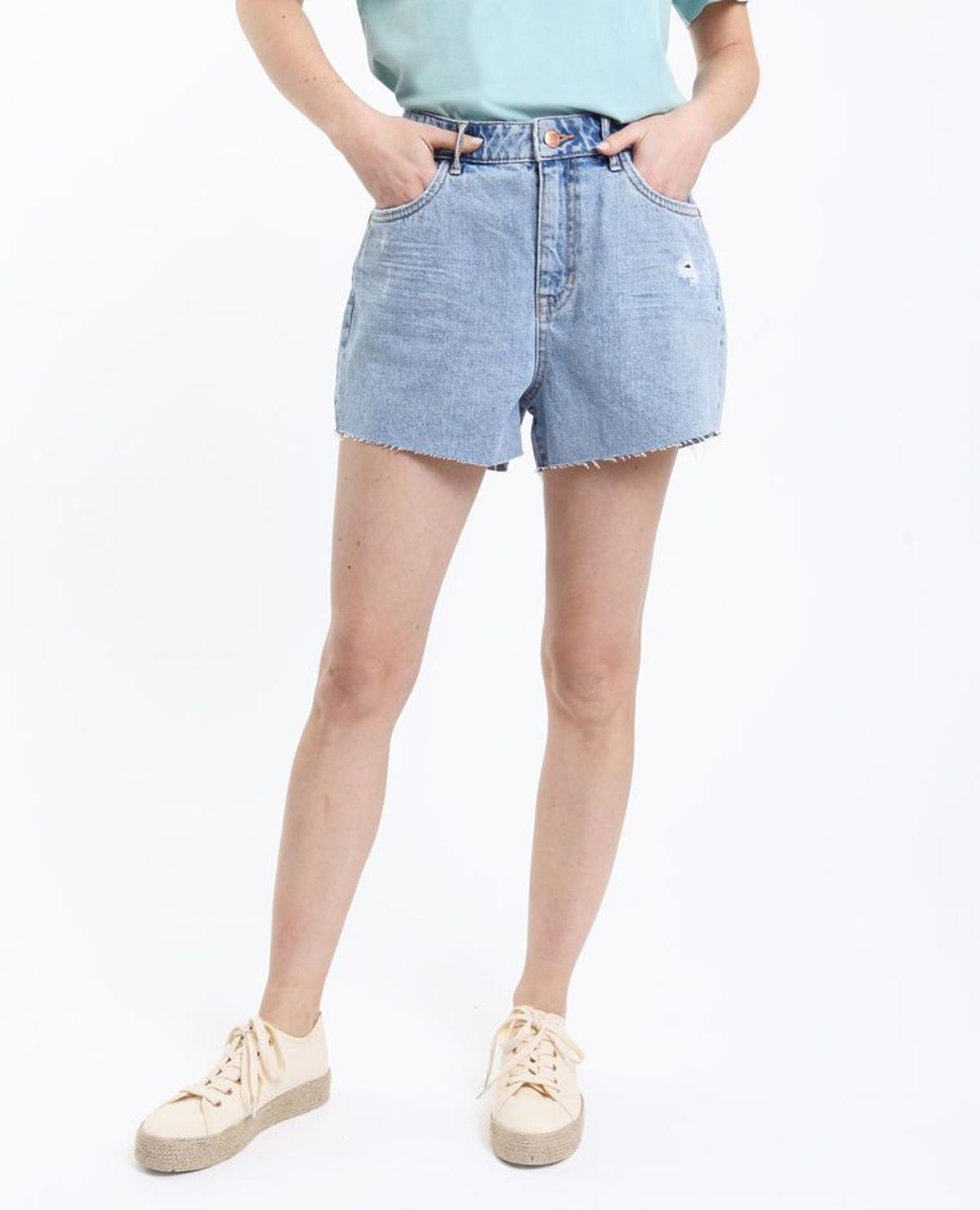 Pimkie te propone este diseño de short denim deshilachado con cintura alta y aire vintage