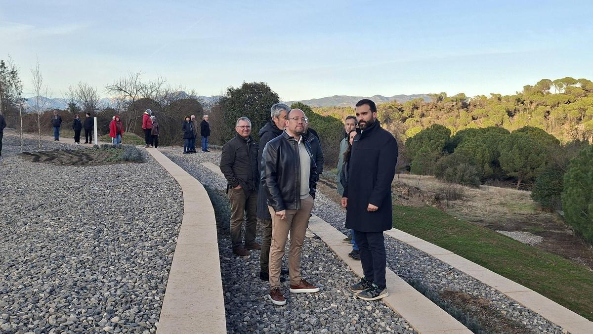 Veïns caminant pel nou tram de Via Verda