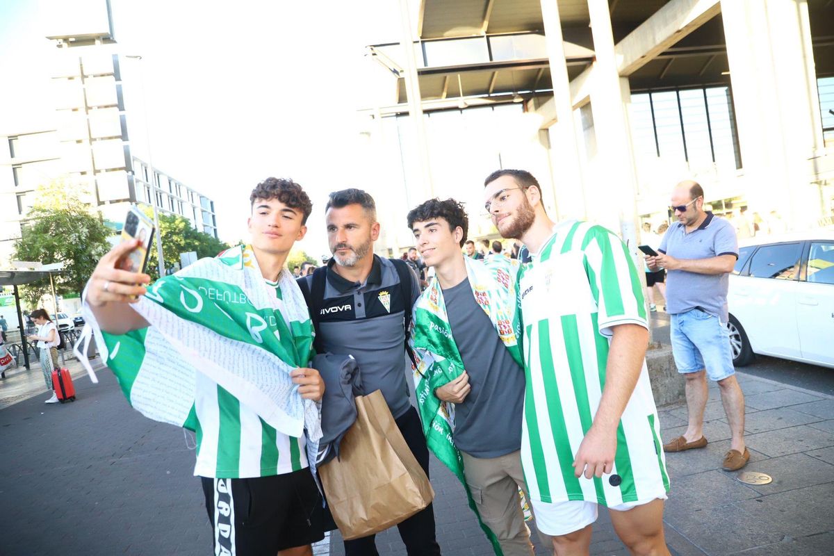 Iván Ania se hace una foto con seguidores del Córdoba CF en la estación de AVE.