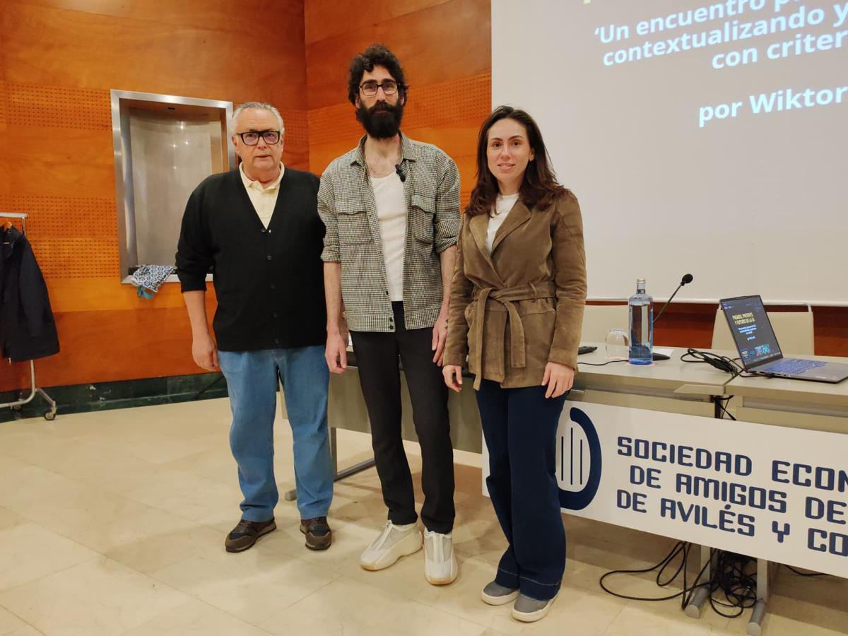 Juan García, secretario de la entidad, Víctor Velasco y Silvia Argüelles, presidenta, antes de la charla