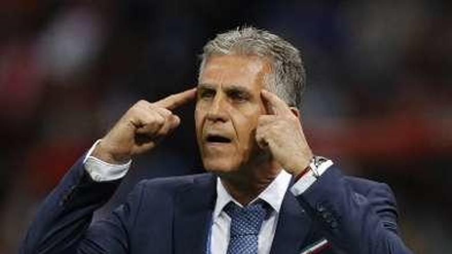 Queiroz da indicaciones a su equipo. // R. Ghement