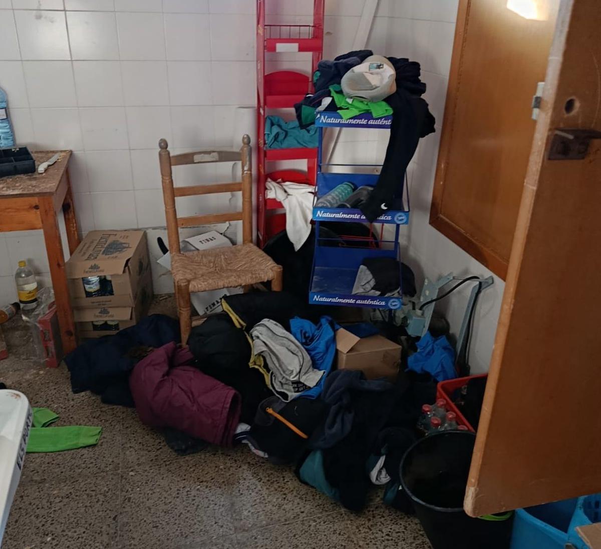 Desperpectos en una de las masías que ha sido objeto de robos.