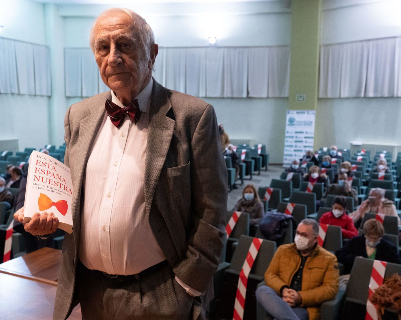 El diplomático, con su último libro, antes de comenzar la presentación en el Colegio Universitario. 