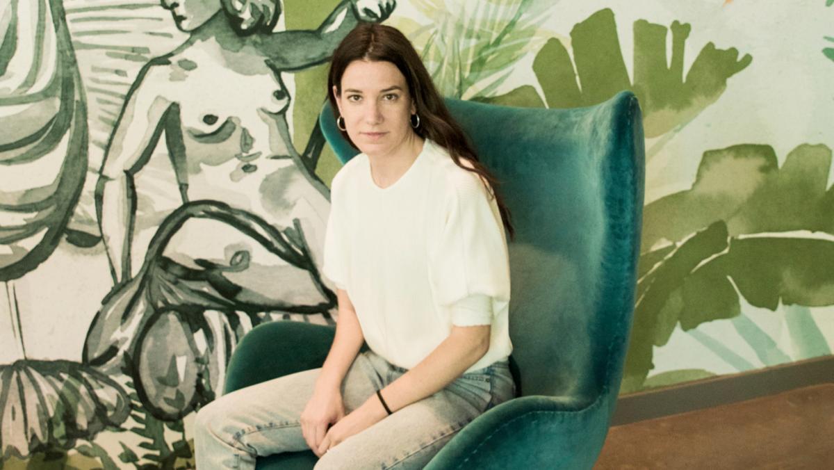 Lara Costafreda, en el Hostal One de Barcelona, decorado con sus ilustraciones.