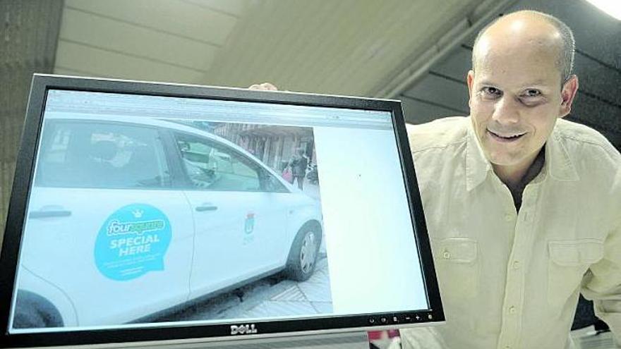 Rixar García ayer, en LA NUEVA ESPAÑA, muestra la foto de su coche.