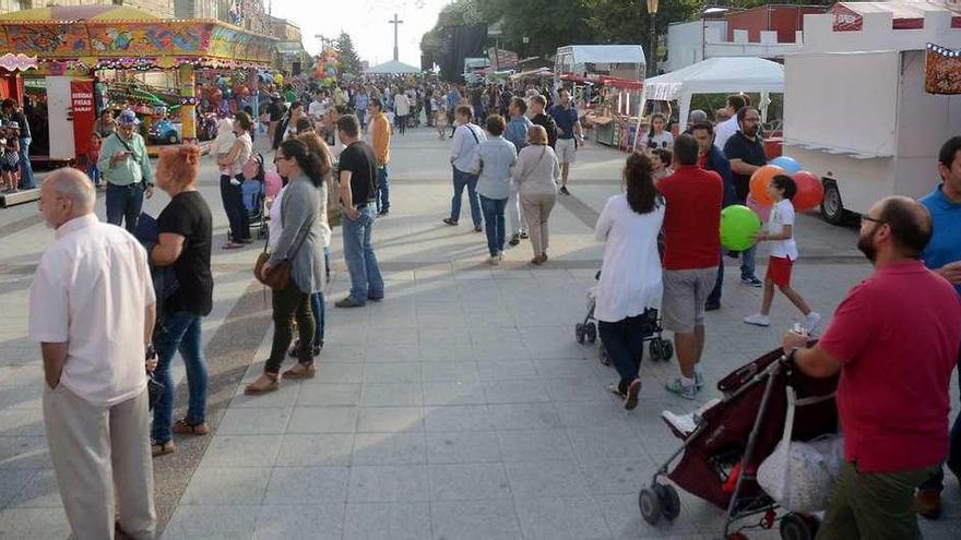 Una vista de la Avenida de Montero Ríos con las atracciones. // R. Vázquez