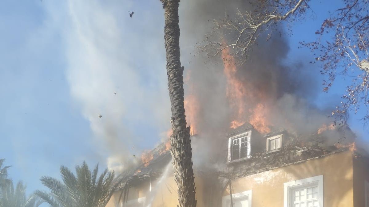 Un bombero trabaja en la finca de Ulea donde se desató el incendio.
