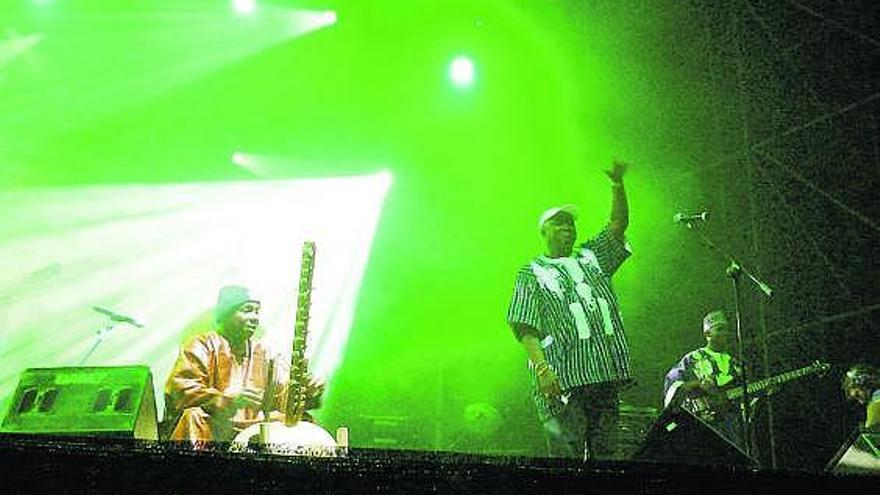 Toumani Diabaté, a la izquierda, con la kora durante su actuación.