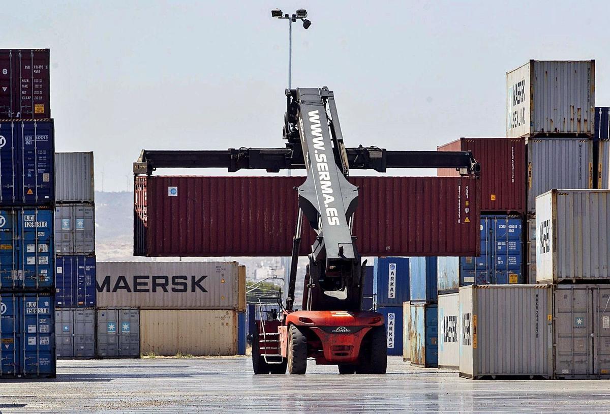 Movimiento de contenedores en la Terminal Marítima de Zaragoza (TMZ).