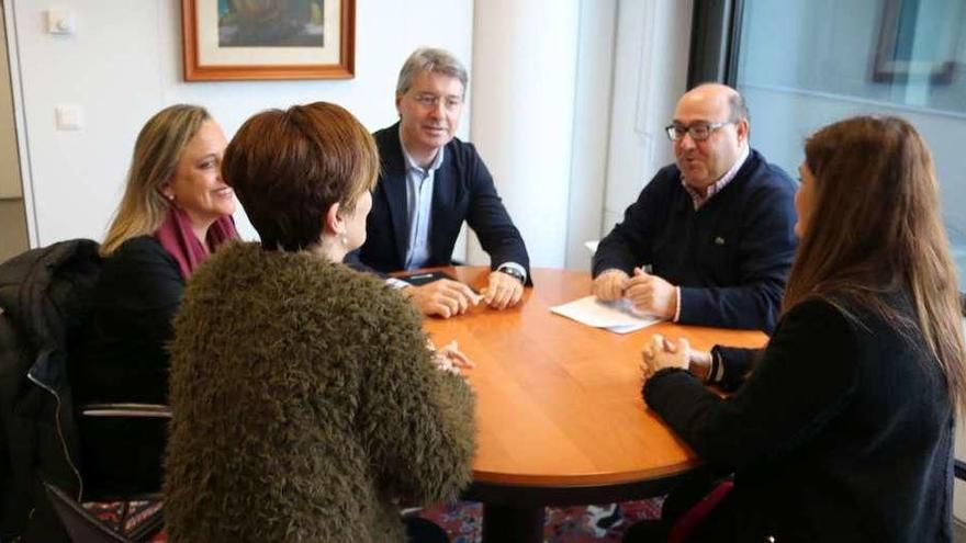 La reunión entre los representantes del Concello de O Grove y Educación, ayer. // FdV