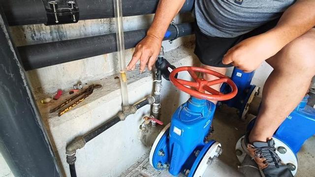 Uno de los directivos de la red vecinal  muestra el indicador del bajo nivel del embalse. | GONZALO NÚÑEZ