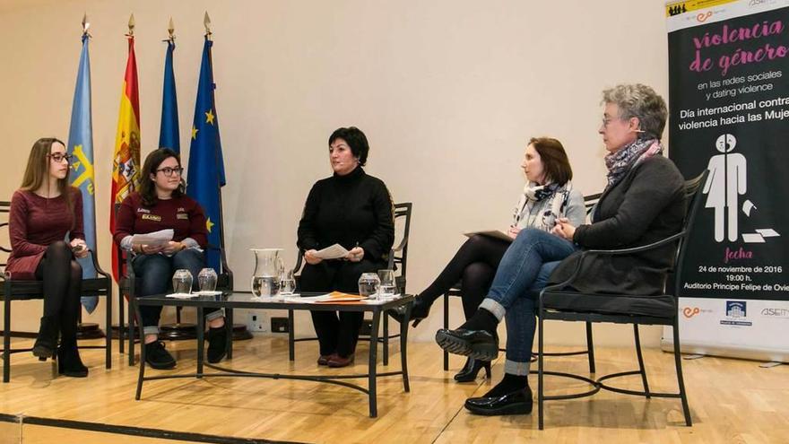 Por la izquierda, Paula Alonso, Irene Martínez, Gloria Fernández, Lorena Suárez y Nieves Fernández-Tresguerres, durante el coloquio.