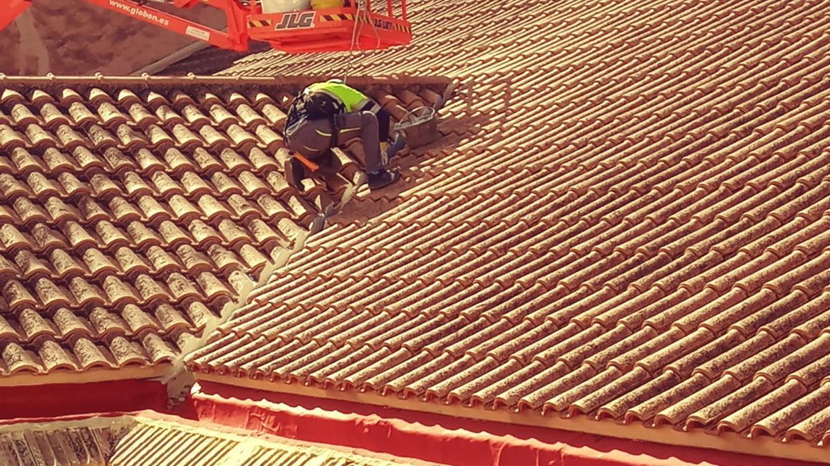 Los trabajos de reparación de la cubierta del Teatro Chapí de Villena.