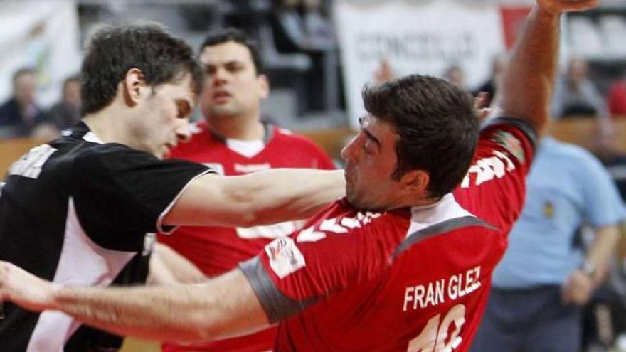 Fran González intenta un lanzamiento durante el partido ante el Quabit Guadalajara. // José Lores