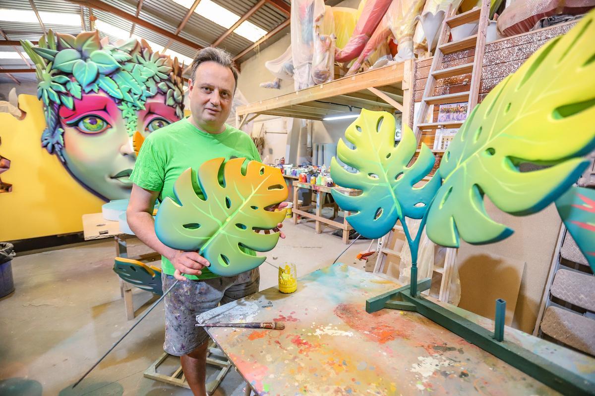 El maestro mayor del Gremio de Artistas, Joaquín Rubio, en el taller