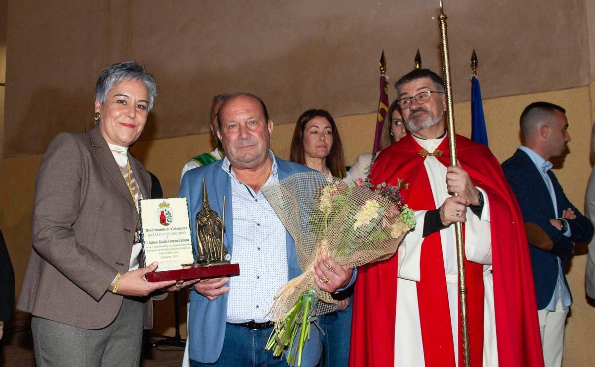 La alcaldesa de Calasparra, Teresa García, entrega el reconocimiento