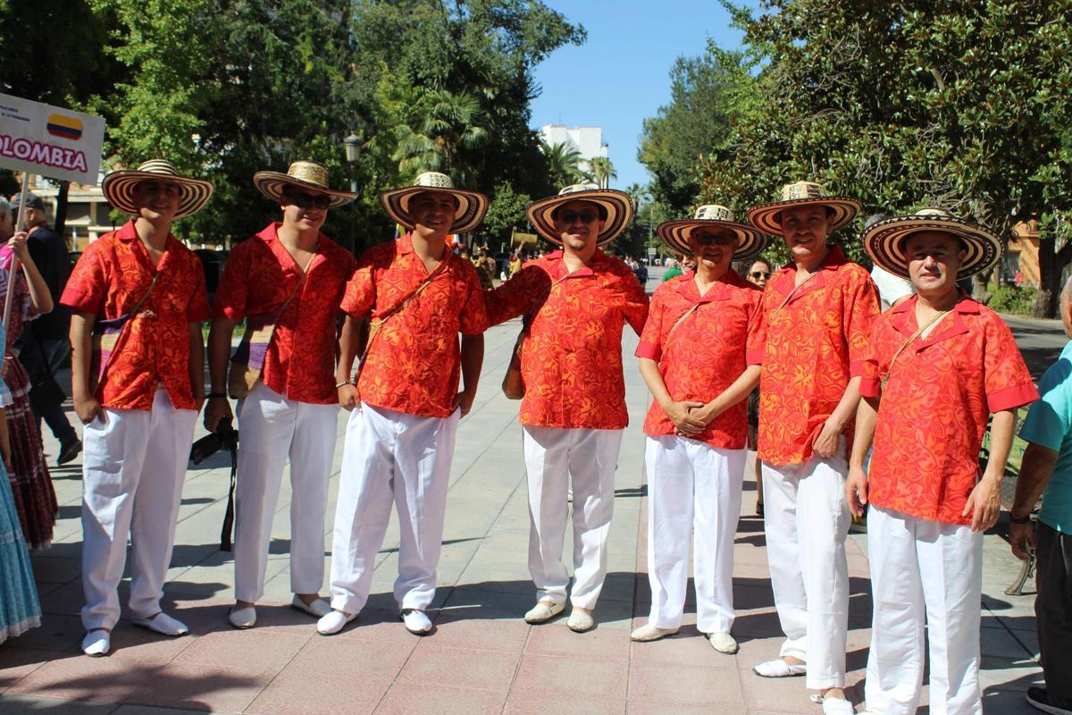 FOTOGALERÍA | El mundo baila en Badajoz: el Festival Folklórico se echa a las calles en un desfile internacional