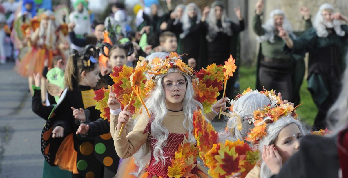 Desfile carnavaleiro polas rúas da Bandeira.