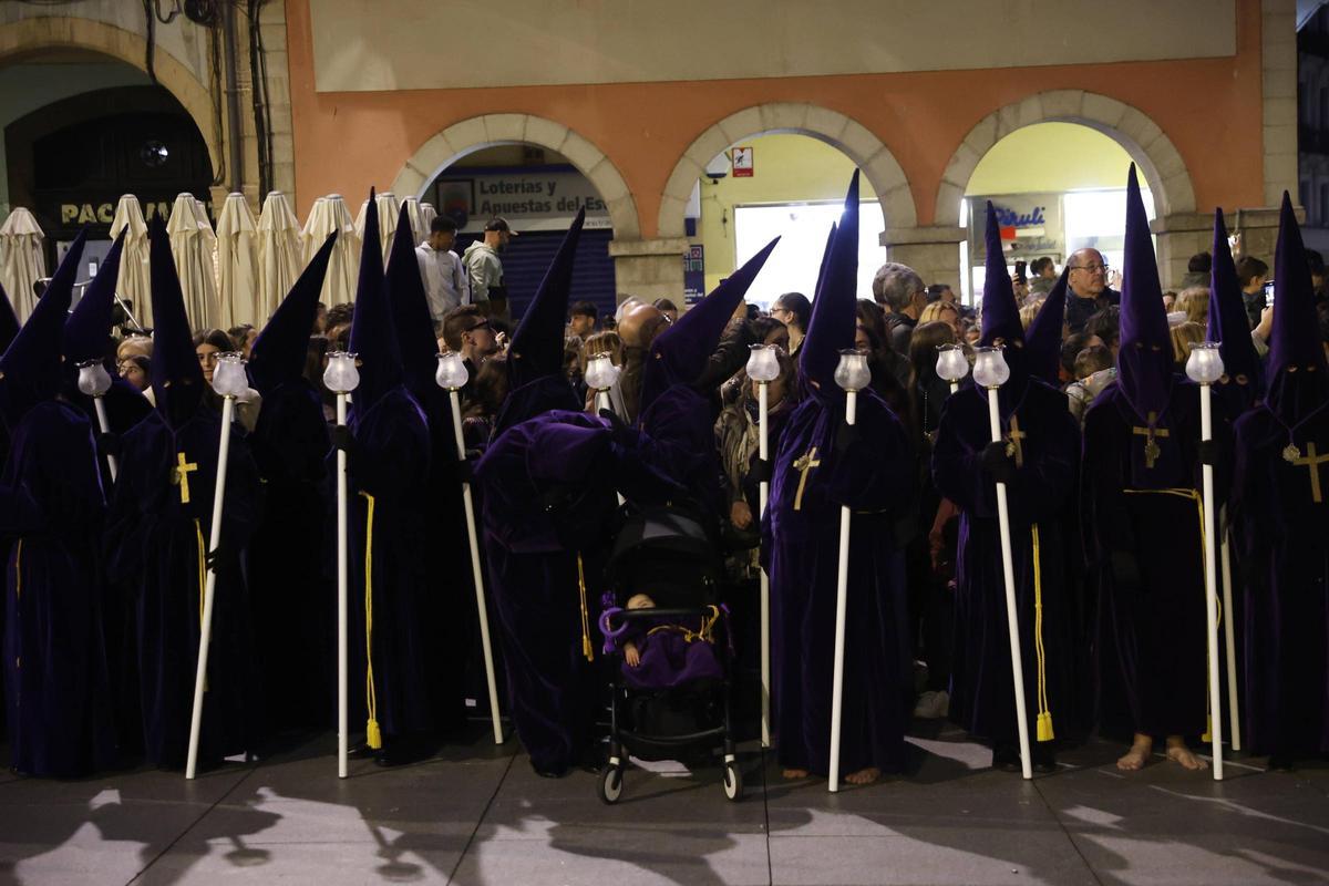 EN IMÁGENES: La multitudinaria procesión del Encuentro en Avilés