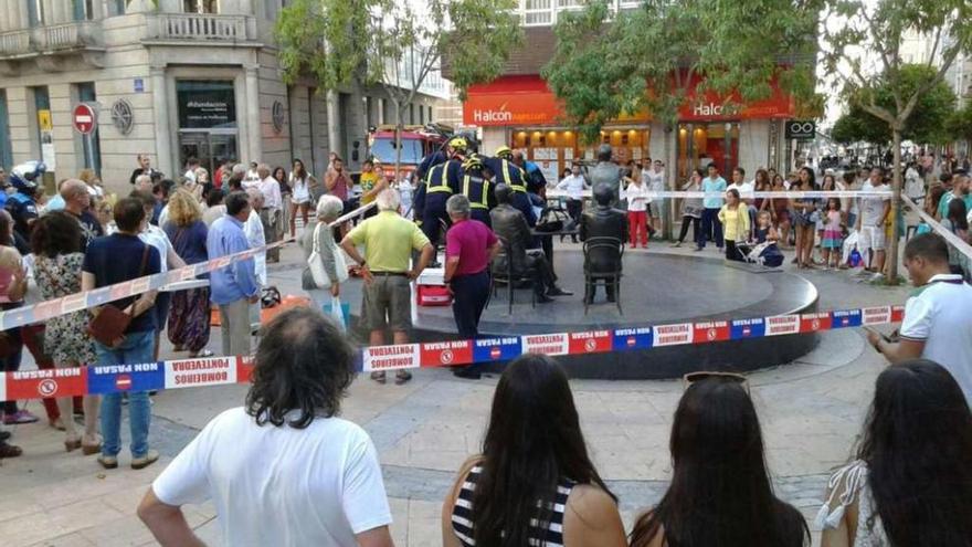 El rescate en la &quot;estatua de los músicos&quot; levantó una gran expectación. // Pontevedra Viva