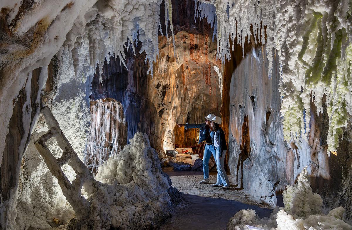 Dos visitants a la Muntanya de Sal de Cardona