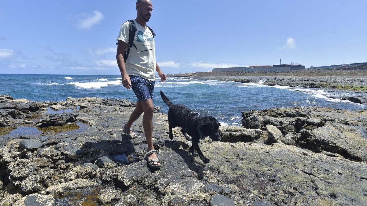 Playa para perros en la costa de Jinámar